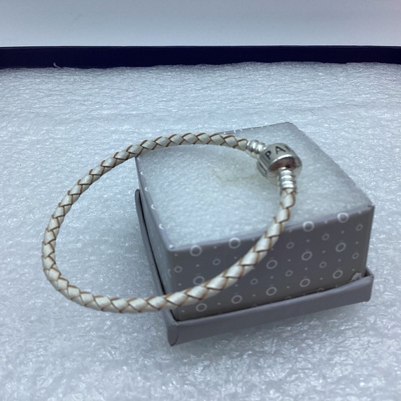 Pandora,”22CM Single White Woven Braided Leather Clasp “ 22CM/8.66 Inches - Picture 2 of 3